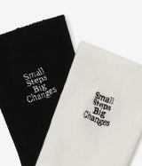 「Small Steps Big Changes. 」クルーソックス - WHITE・BLACK 2色セット