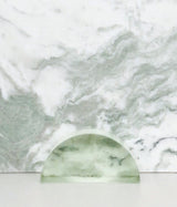 オブジェとして部屋に置かれた薄緑のガラスのブックエンド