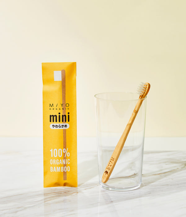 mini オーガニック竹歯ブラシ - やわらかめ　パッケージ　コップに入った竹歯ブラシ